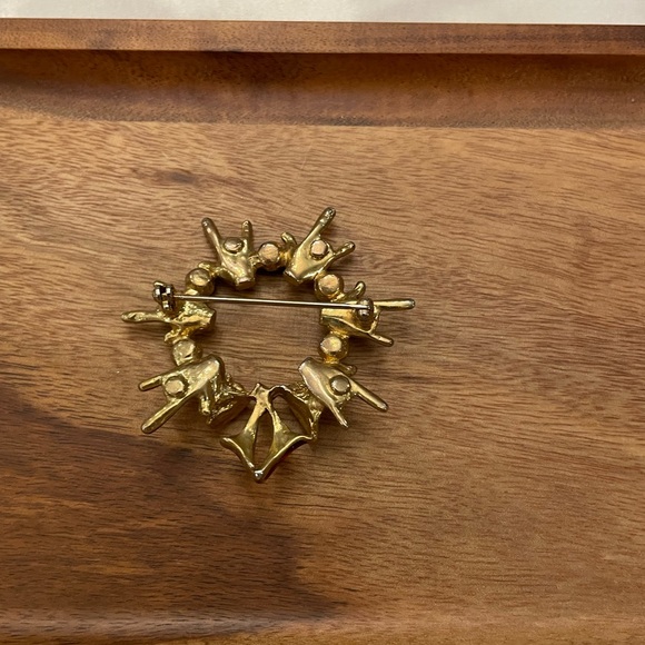 I Love You Christmas Wreath Brooch Pin ILY Sign Language Enamel Rhinestone Gold - Picture 2 of 5